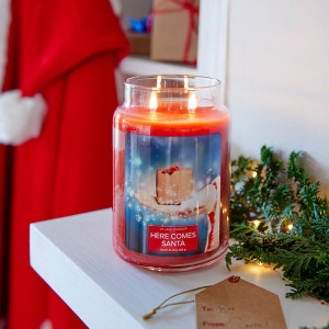Village Candle® Here Comes Santa 2-Docht-Kerze 602g