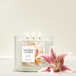 Lilies & Lace 3-Docht-Kerze 411g