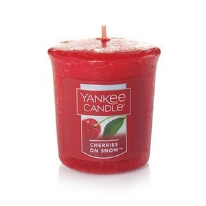 Cherries On Snow™ Votivkerze 49g